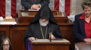 Ողորմա՛ծ Աստված, մեր աղոթքներում հիշի՛ր՝  իրենց դարավոր հայրենիքը ստիպված լքած ավելի քան հարյուր հազար հայ փախստականներին․ Արամ Ա կաթողիկոսpx