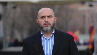 Հայաստանը սիրում է ականջներով, իսկ ինչո՞վ է մտածում․ Արմեն Աշոտյանի հոդվածը կալանավայրիցpx