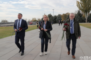 ԵԱՀԿ ԽՎ պատգամավորներն այցելել են Ծիծեռնակաբերդի հուշահամալիրpx