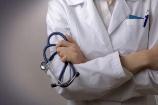 Արցախից բռնի տեղահանված բուժաշխատողների վրա ժամանակավորապես չի տարածվի մասնագիտական հավաստագիր ունենալու պահանջըpx