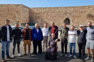 Երուսաղեմի լատինական նախկին պատրիարքն այցելել է «Կովերի պարտեզ»՝ աջակցելու հայկական թաղամասի պաշտպանության շարժման անդամներինpx