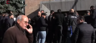 Բողոքի ակցիաներ` Կառավարության շենքի դիմացpx