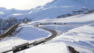Լարսի ճանապարհը փակ է բեռնատարների համարpx