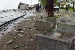 Սև ծովի փոթորկից հեղեղվել են Բաթումիի փողոցներըpx