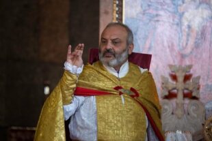 Ո՞ւր է մեր Արցախ աշխարհը, ո՞ւր են մեր սրբարանները, ինչո՞ւ են այստեղ մեր քույրերն ու եղբայրները, ինչո՞ւ մե՛նք այնտեղ չենք ․․․ Տեր Բագրատ արքեպիսկոպոս Գալստանյանpx