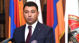 Արևմուտքը շուտով խաղարկելու է արտահերթ ընտրություններով հեղափոխության վերջին փուլը․ Էդուարդ Շարմազանովpx