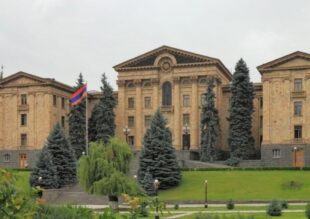 ԱԺ պետաիրավական հարցերի հանձնաժողովում դեմ են քվեարկել Արցախն այլ պետության կազմում ճանաչելը քրեականացնող նախագծինpx
