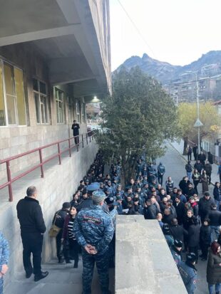 Ալավերդու համայնքապետարանի մոտ ոստիկանական զորք է կուտակվելpx