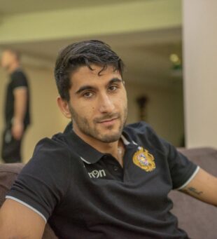 Մեզ նման փոքր երկրները պետք է երկու ձեռքով պահեն Հենրիխ Մխիթարյանի նման ֆուտբոլիստին․ Արազ Օզբիլիսpx