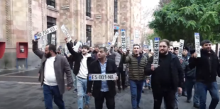 Վրացական պետհամարանիշներով մեքենաների վարորդները բողոքի ակցիա արեցին Կառավարության շենքի մոտpx