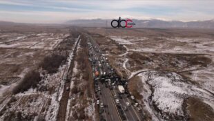 Ձկնորսները երկկողմանի փակել են Երևան-Սևան մայրուղինpx